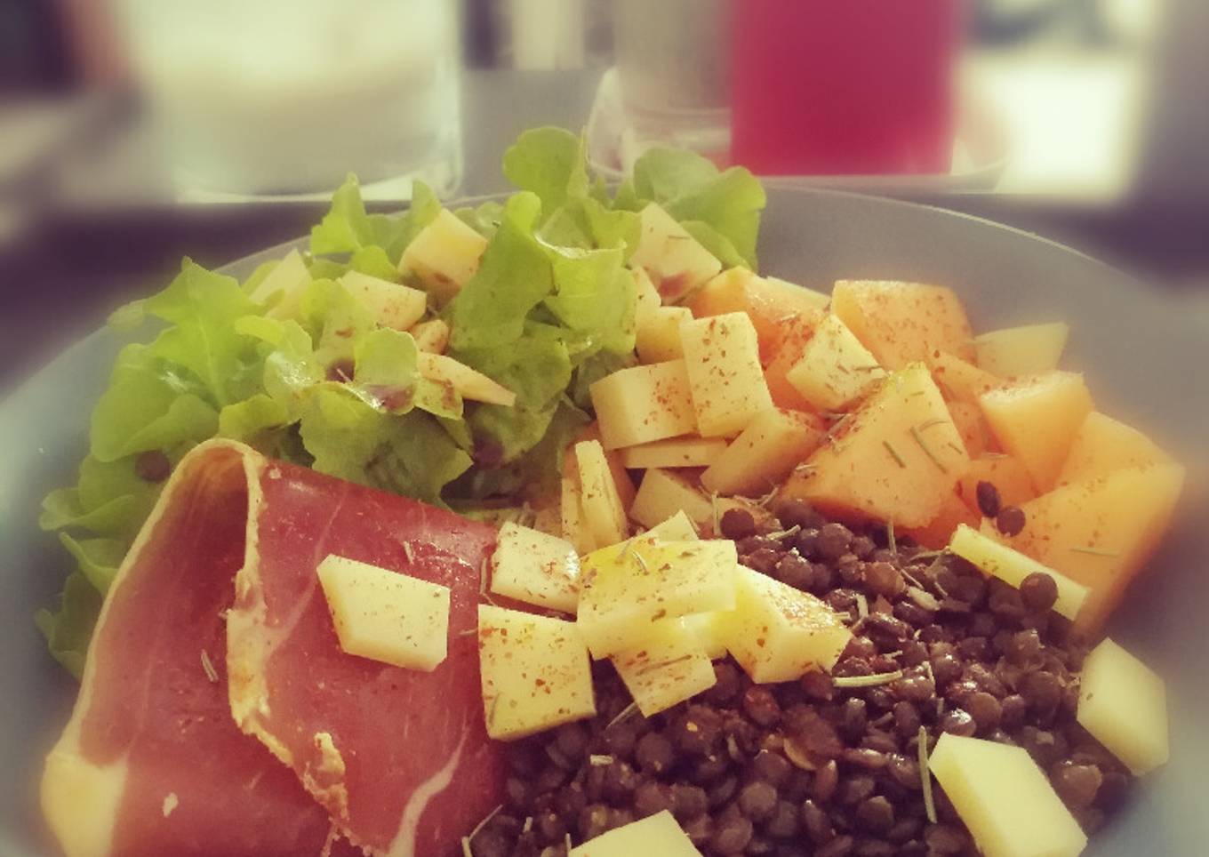 Salade, lentilles, jambon, melon et comté