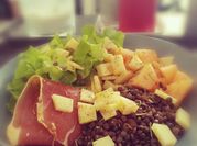 Une photo de salade melon jambon
