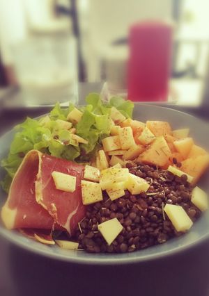 Une photo de Salade, lentilles, jambon, melon et comté