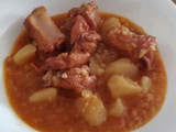 Guiso de patatas, arroz con costillas de cerdo adobadas