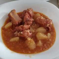 Una foto de Guiso de patatas, arroz con costillas de cerdo adobadas