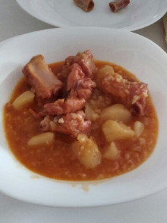 Una foto de Guiso de patatas, arroz con costillas de cerdo adobadas