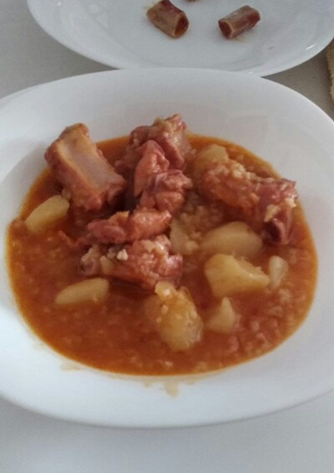 Una foto de Guiso de patatas, arroz con costillas de cerdo adobadas