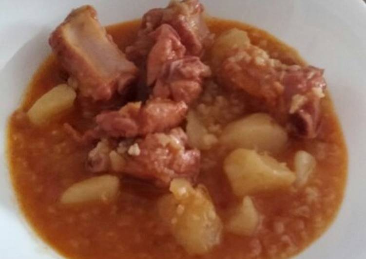 Guiso de patatas, arroz con costillas de cerdo adobadas