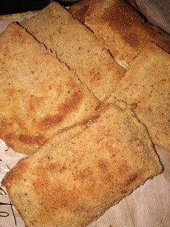 Una foto de Milanesas de jamón y queso 🍂