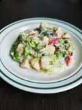 Ensalada dulce con lechuga, queso, frutas y yogurt