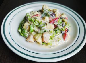 Una foto de Ensalada dulce con lechuga, queso, frutas y yogurt