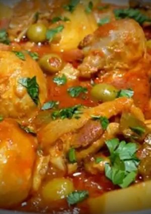 Una foto de Pollo con patatas en salsa