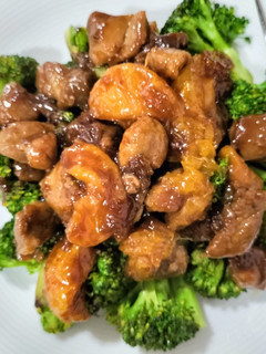 Una foto de Wok de brócoli con magro y mandarina caramelizados en soja y miel