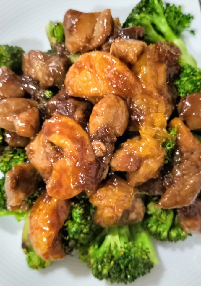 Una foto de Wok de brócoli con magro y mandarina caramelizados en soja y miel
