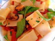 Una foto di paccheri alle cozze