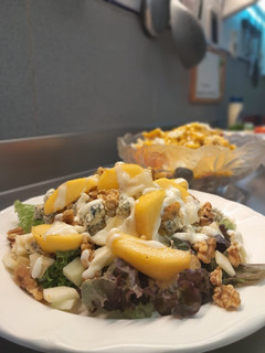 Una foto de Ensalada de durazno, manzana, yogurt y nueces