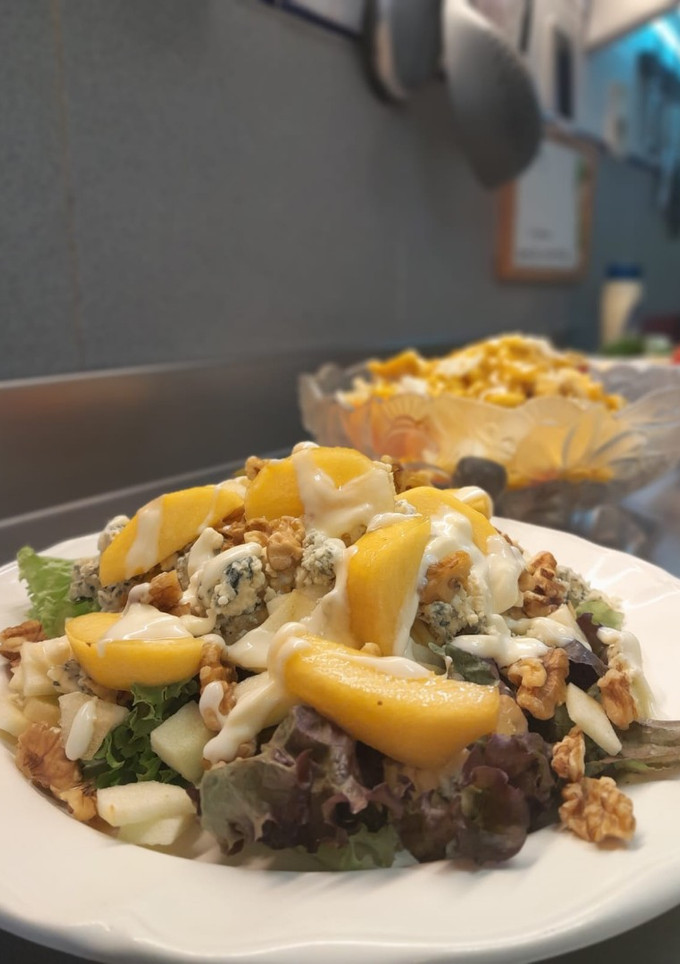 Una foto de Ensalada de durazno, manzana, yogurt y nueces