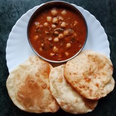 A picture of Chole Batura.