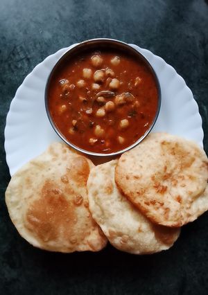 A picture of Chole Bhatura.