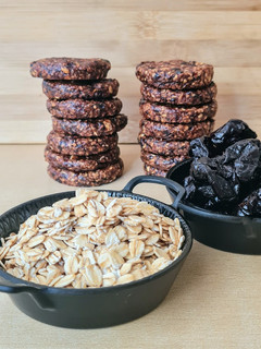 Una foto de Galletas de avena y ciruelas pasas sin azúcares agregados 🍪 2 ingredientes ♑ sin balanza