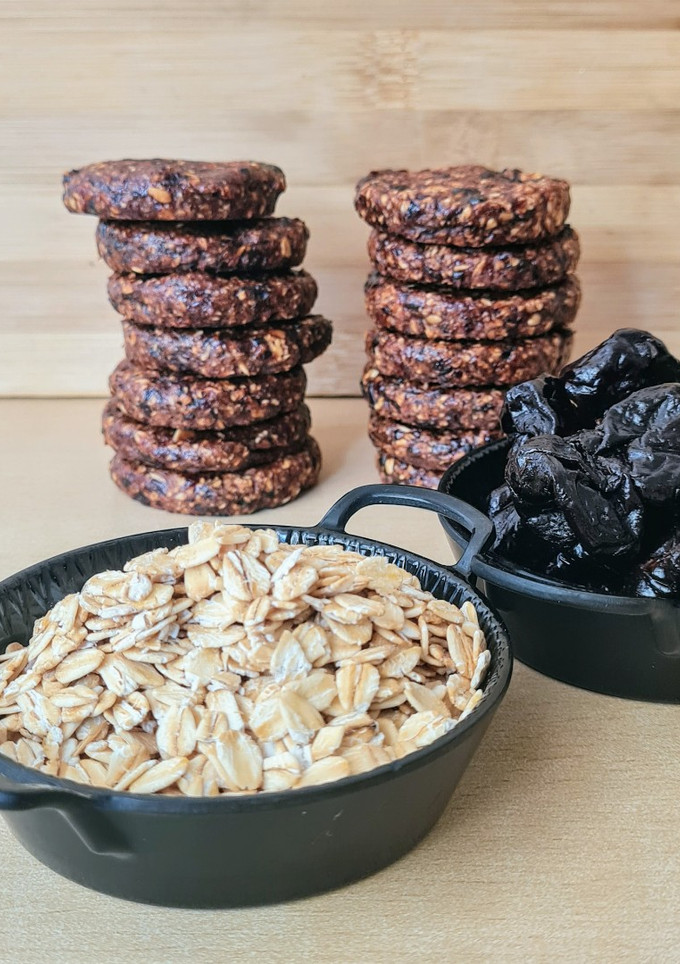 Una foto de Galletas de avena y ciruelas pasas sin azúcares agregados 🍪 2 ingredientes ♑ sin balanza