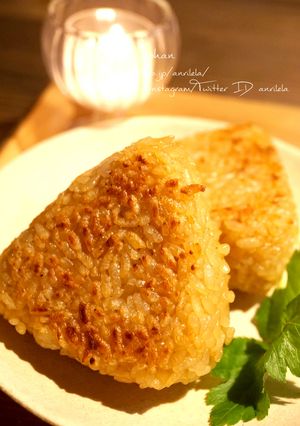 A picture of Magic!? Delicious Grilled Rice Balls in a Frying Pan.