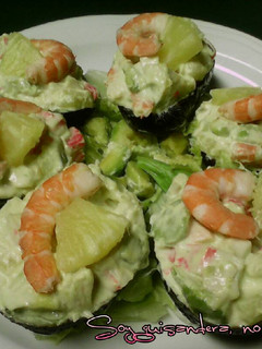 Una foto de Aguacates rellenos de langostinos y piña