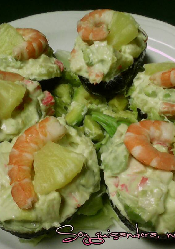 Una foto de Aguacates rellenos de langostinos y piña