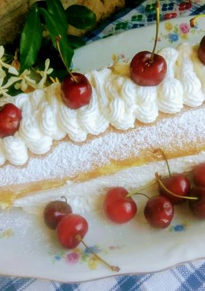 Foto di Rotolo di pasta biscotto farcito con panna e ciliegie 🍒