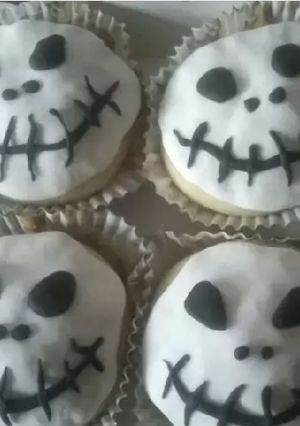 Una foto de Magdalenas de naranja y almendras, decoradas con fondant