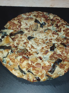 Una foto de Tortilla de berenjena 🥚🥚🍆🍆