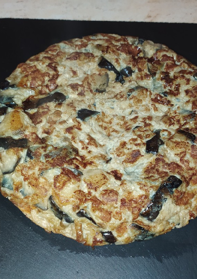 Una foto de Tortilla de berenjena 🥚🥚🍆🍆
