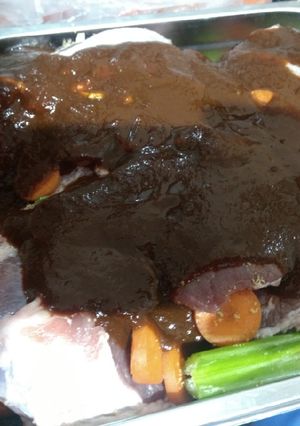 Una foto de Brazuelo de cerdo con salsa de 🌶️ morita