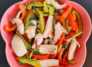 Hình của món Mực mai xào ớt chuông.