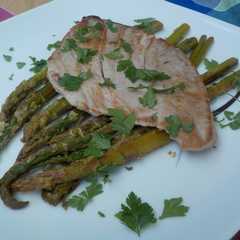 Una foto de Filetes de atún plancha con espárragos trigueros