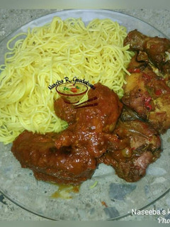 A picture of Curry spaghetti with chicken stew nd papper chicken.