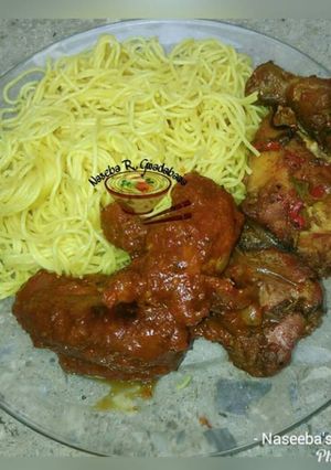 A picture of Curry spaghetti with chicken stew nd papper chicken.