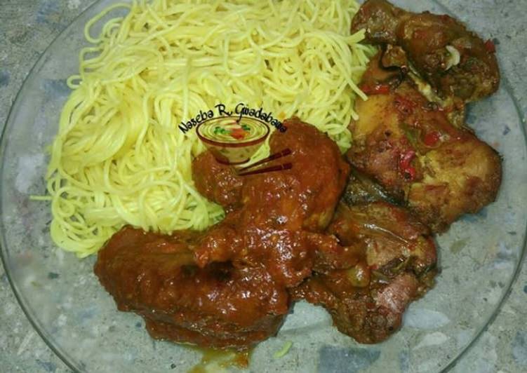 Curry spaghetti with chicken stew nd papper chicken