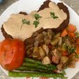 Hamburguesas con salsa de queso y verduras salteadas con aliño