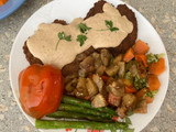 Hamburguesas con salsa de queso y verduras salteadas con aliño