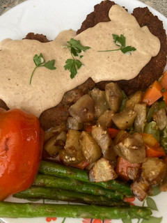 Una foto de Hamburguesas con salsa de queso y verduras salteadas con aliño