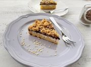 Una foto di sbriciolata con marmellata