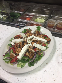 Una foto de Ensalada con pollo ala parrilla