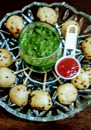 A picture of Rava(suji)balls.
