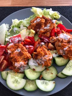 Sriracha Bällchen auf Gemischtem Salat Rezepthauptbild