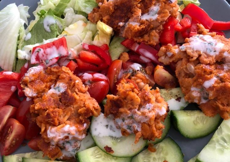 Sriracha Bällchen auf Gemischtem Salat