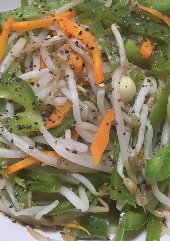 簡易家常菜-豆芽菜蒜炒青椒 的食譜成品照片