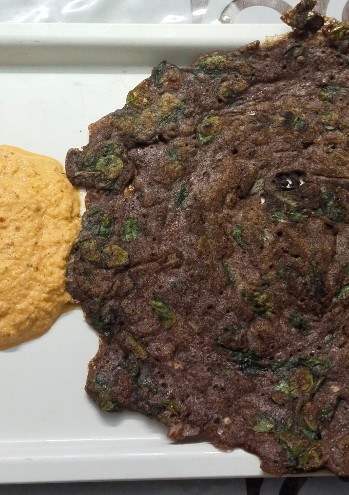 முருங்கைக்கீரை ராகி தோசை மற்றும் தேங்காய் சட்னி செய்முறை முக்கிய புகைப்படம்