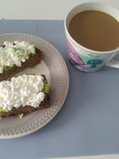 Una foto de Tostadas de queso cottage y aguacate,