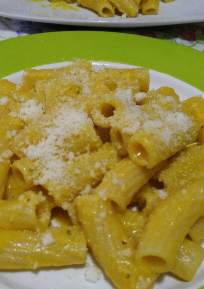 Una foto de Pasta con pesto de calabaza