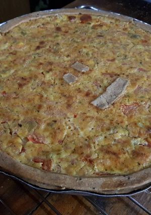 Una foto de Tarta rápida de jamón, tomate y aceitunas