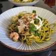 Tagliatelle con burrata, gambas, pistachos tostados y aliño de albahaca