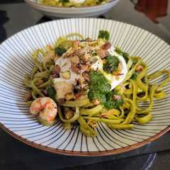 Una foto de Tagliatelle con burrata, gambas, pistachos tostados y aliño de albahaca
