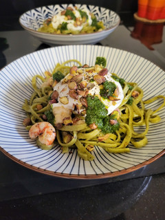 Una foto de Tagliatelle con burrata, gambas, pistachos tostados y aliño de albahaca